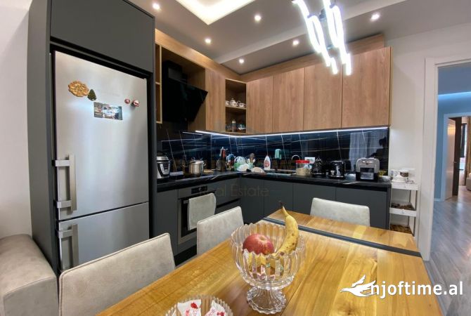 Shtepi ne shitje Apartament ne Tirane, 2+1, Mobilimi E mobiluar, Pagesa 190,000  Euro.