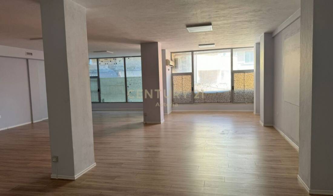 Jepet me qira ambient komercial, ''Rruga e Kavajes''