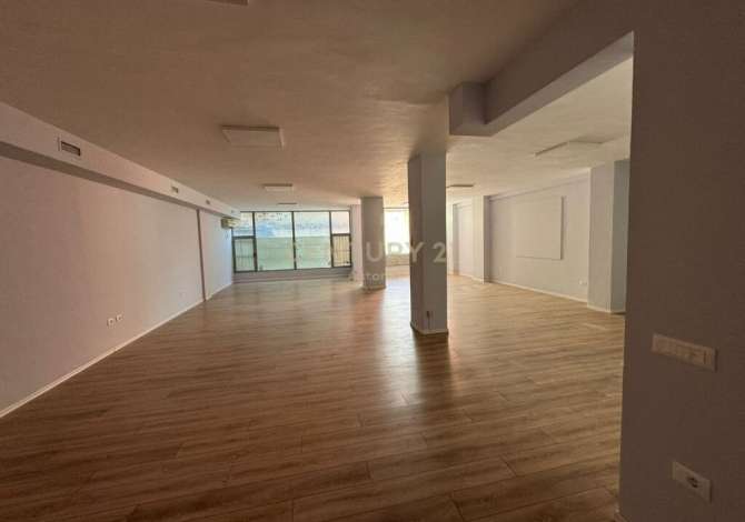 Jepet me qira ambient komercial, ''Rruga e Kavajes''