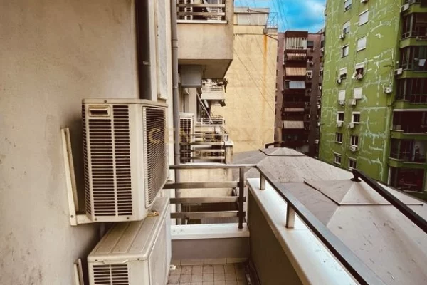 Zyre me qera prane Librit Universitar