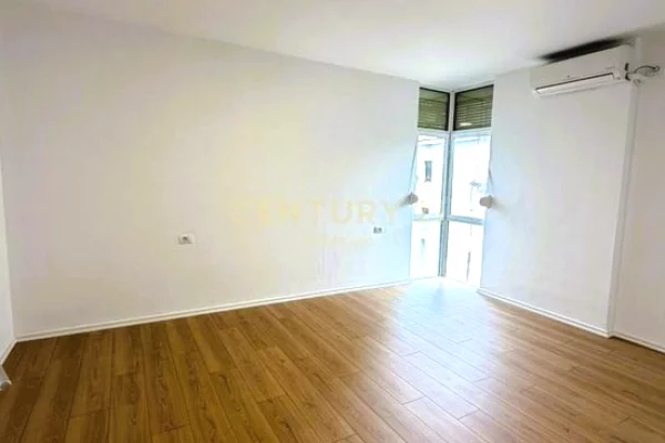 Ambient biznesi me qera 3+1 ne Tirane - 1,400 Euro