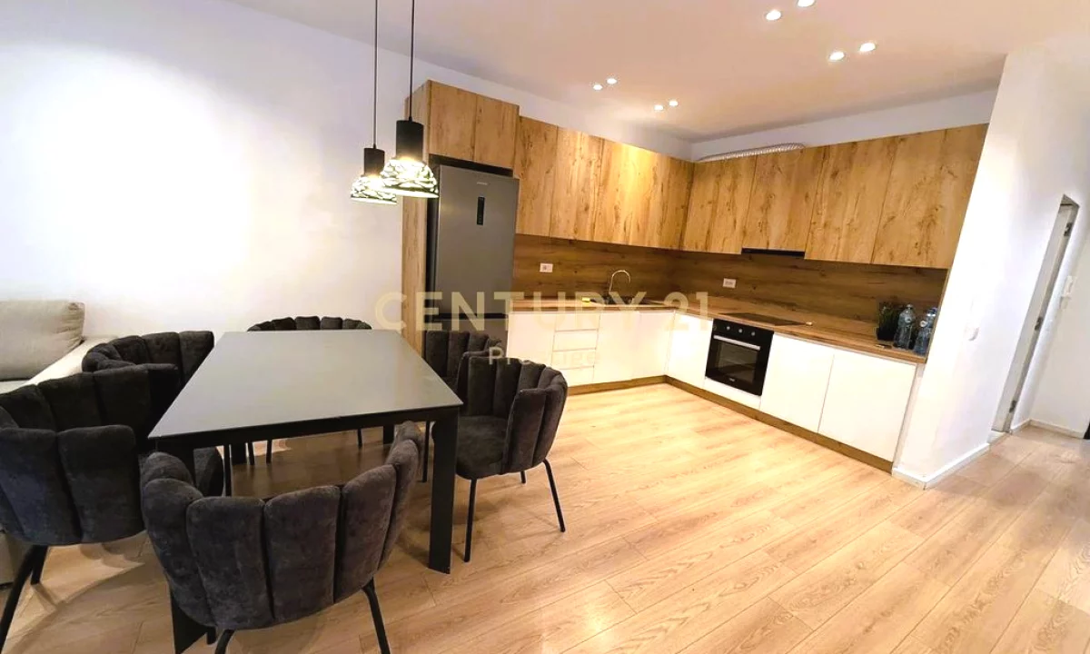 Appartamento in vendita a Tirana 2+1, Arredato