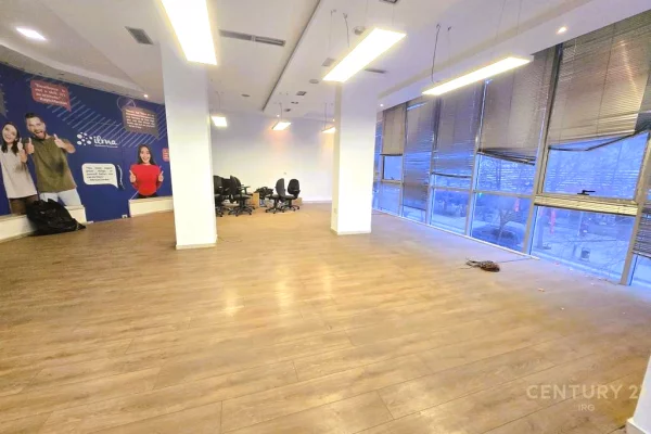 Ambient për Zyrë me Qira ne Xhamllik!