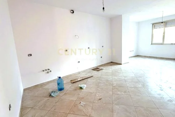 Ambient biznesi me qera 3+1 ne Tirane - 1,500 Euro