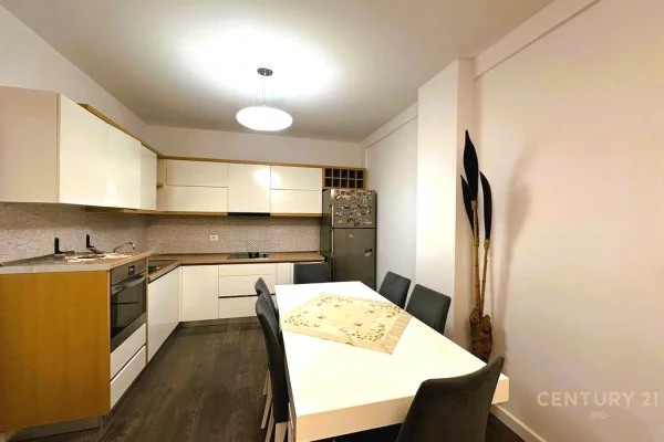 Appartamento in vendita a Tirana 2+1, Arredato