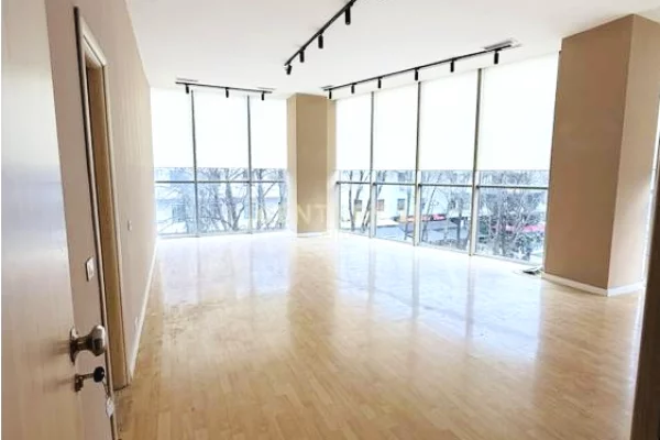 Ambient biznesi me qera 3+1 ne Tirane - 1,050 Euro