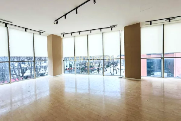 Ambient biznesi me qera 3+1 ne Tirane - 1,050 Euro