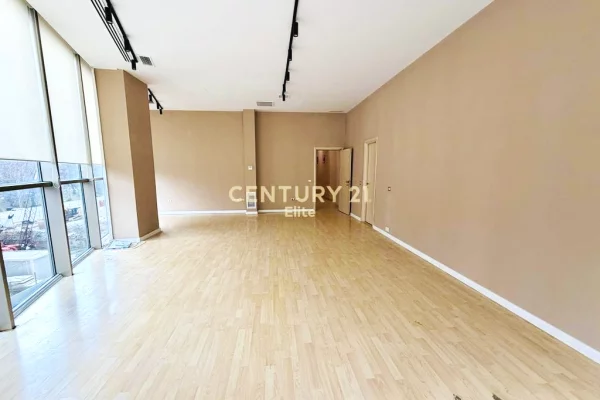 Ambient biznesi me qera 3+1 ne Tirane - 1,050 Euro