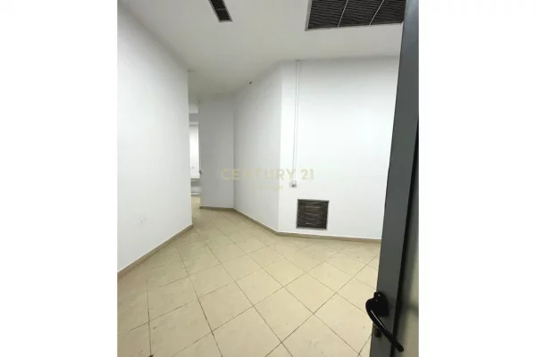 Ambjent zyrash me qera tek Condor Center, ish Parku