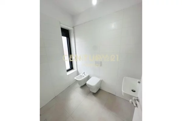 AMBIENT ZYRE +POST PARKIMI ME QIRA TEK STACIONI I TRENIT!