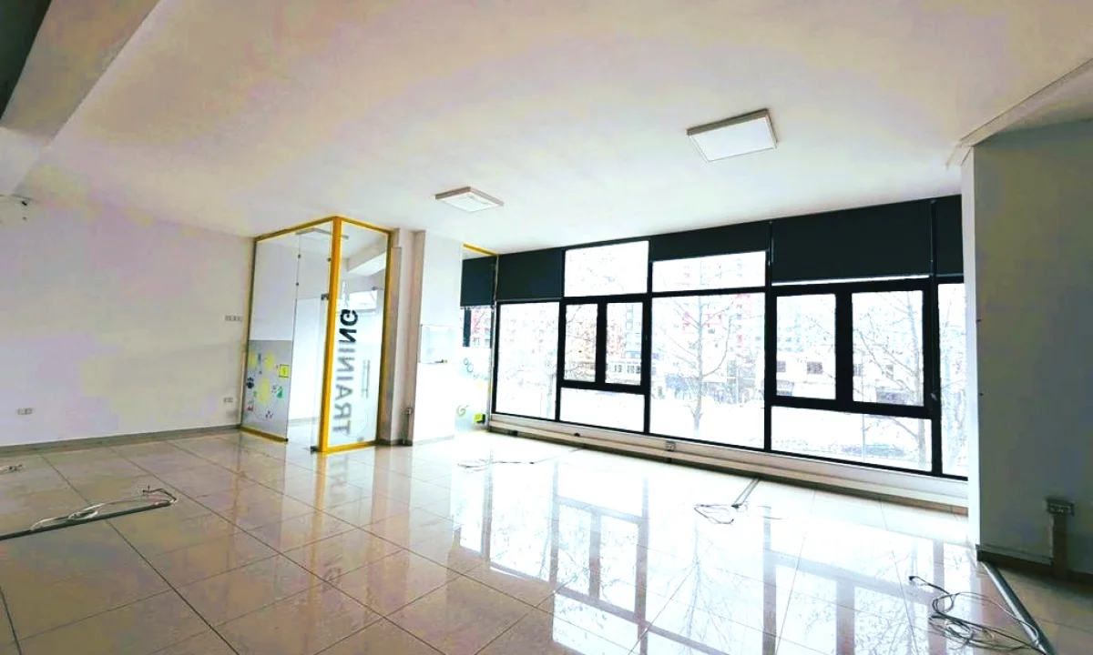 Ambient komercial per Qera ne Astir