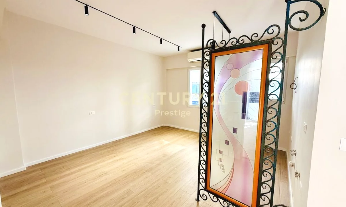 AMBIENT ZYRE ME QIRA  PRANE QENDRES 