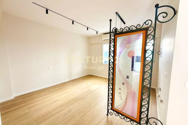 AMBIENT ZYRE ME QIRA  PRANE QENDRES 