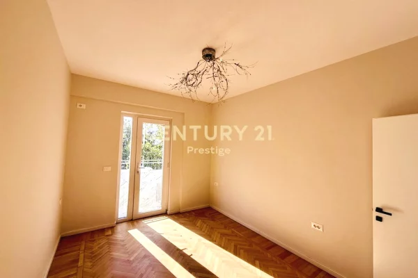 AMBIENT ZYRE ME QIRA  PRANE QENDRES 