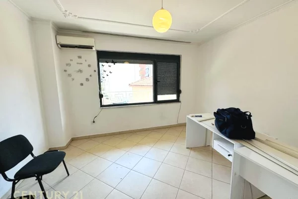 ambiente per zyra ne Rrugen e Barrikadave