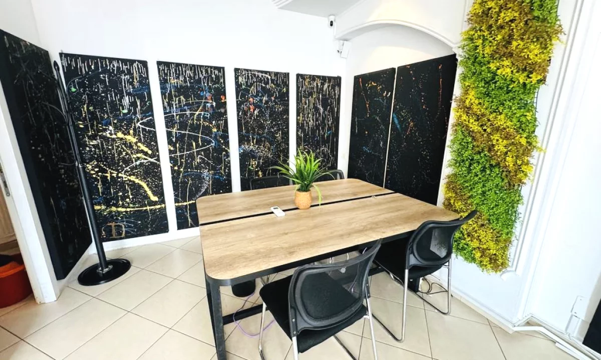 ambiente per zyra ne Rrugen e Barrikadave