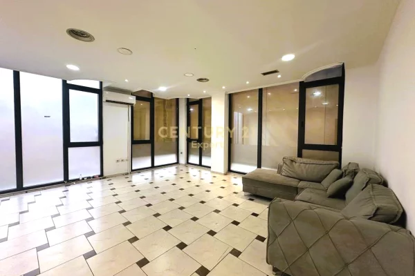 Ambjent biznesi me qera me dy poste parkimi ne Myslym Shyr