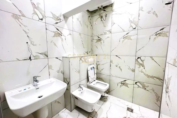 Ambjent biznesi me qera me dy poste parkimi ne Myslym Shyr