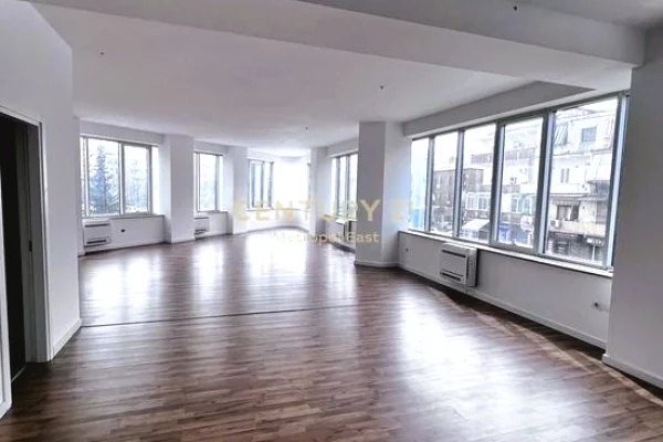 Ambient Per Qira Tek Stadiumi Dinamo