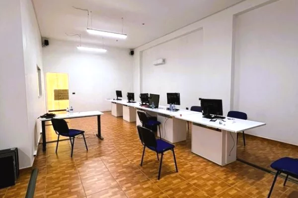 Ambient biznesi me qera 3+1 ne Tirane - 1,000 Euro