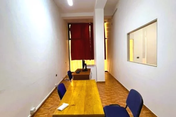 Ambient biznesi me qera 3+1 ne Tirane - 1,000 Euro