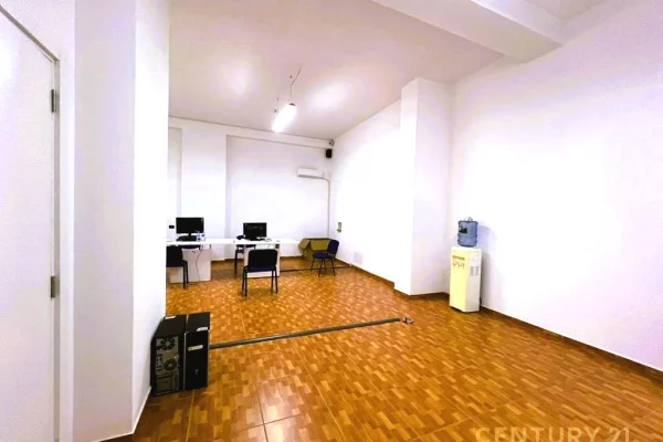 Ambient biznesi me qera 3+1 ne Tirane - 1,000 Euro