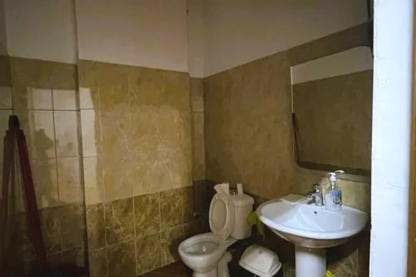 Jepet me qira zyre mbrapa viles gold!