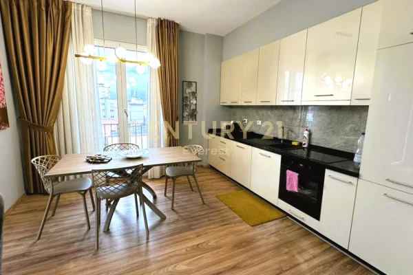 Shtepi ne shitje Apartament ne Tirane, 2+1, Mobilimi E mobiluar, Pagesa 260,000  Euro.