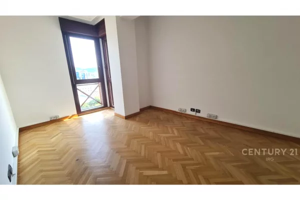 Ambient biznesi me qera 3+1 ne Tirane - 2,200 Euro