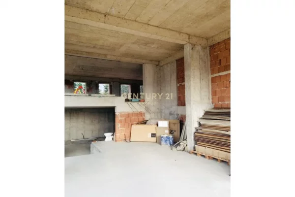 AMBIENT KOMERCIAL ME QIRA, VENDOSUR NE SHKOZE!