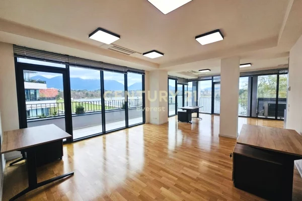 Ambient biznesi me qera 3+1 ne Tirane - 4,000 Euro