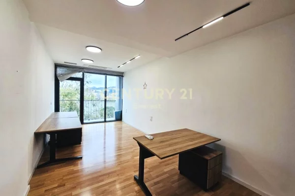 Ambient biznesi me qera 3+1 ne Tirane - 4,000 Euro