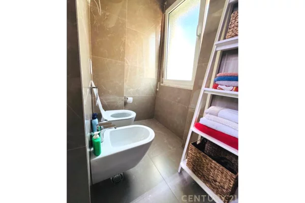 Shtepi ne shitje Apartament ne Tirane, 2+1, Mobilimi E mobiluar, Pagesa 260,000  Euro.