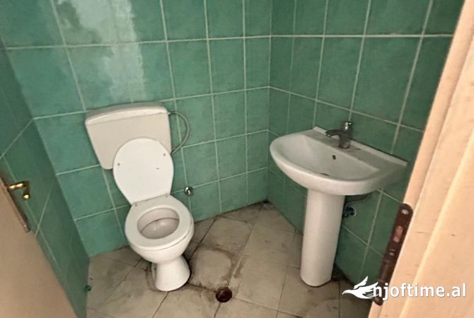 Ambiente Commerciale in Affitto 3+1 a Tirana - 40,000 Leke