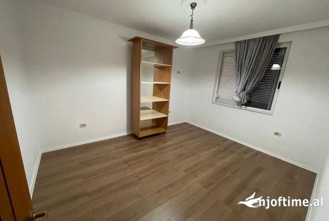 Ambiente Commerciale in Affitto 3+1 a Tirana - 700 Euro