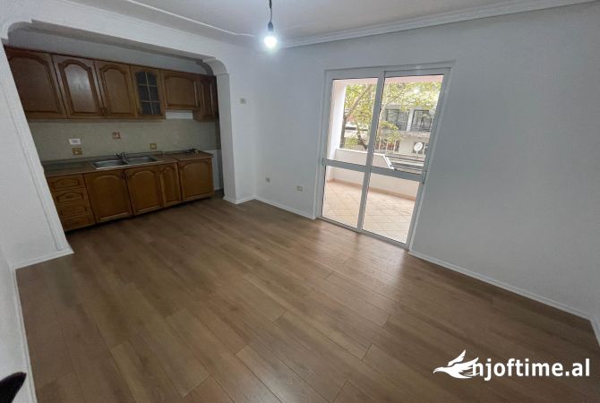 Ambiente Commerciale in Affitto 3+1 a Tirana - 700 Euro