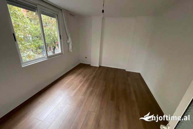 Ambiente Commerciale in Affitto 3+1 a Tirana - 700 Euro