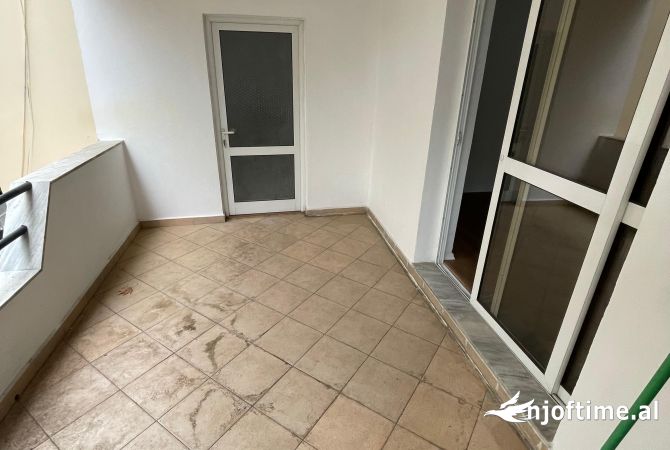 Qera apartament 3+1 per Zyra Myslym Shyri (rruge kryesore)