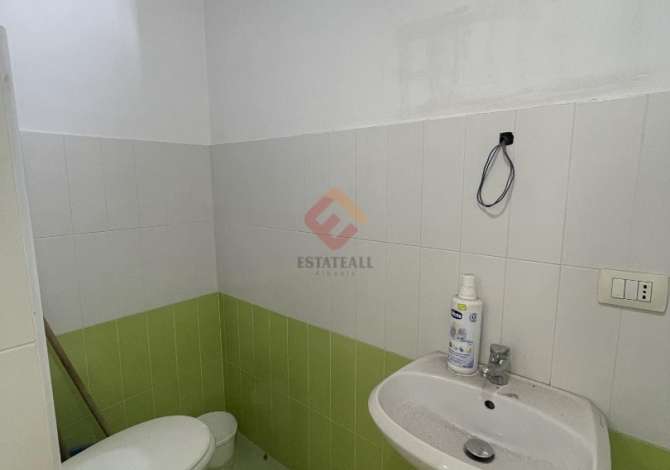 Ambiente Commerciale in Vendita 1+1 a Valona - 45,000 Euro