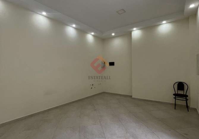 Ambiente Commerciale in Vendita 1+1 a Valona - 45,000 Euro