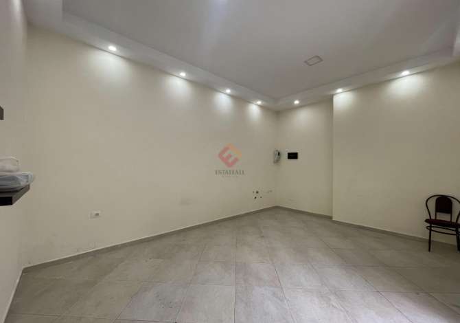 Ambiente Commerciale in Vendita 1+1 a Valona - 45,000 Euro