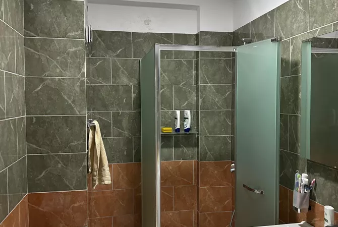 Shtepi ne shitje Apartament ne Tirane, 2+1, Mobilimi Pjeserisht e mobiluar, Pagesa 142,425  Euro.