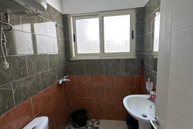 Shtepi ne shitje Apartament ne Tirane, 2+1, Mobilimi Pjeserisht e mobiluar, Pagesa 142,425  Euro.