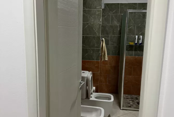 Shtepi ne shitje Apartament ne Tirane, 2+1, Mobilimi Pjeserisht e mobiluar, Pagesa 142,425  Euro.