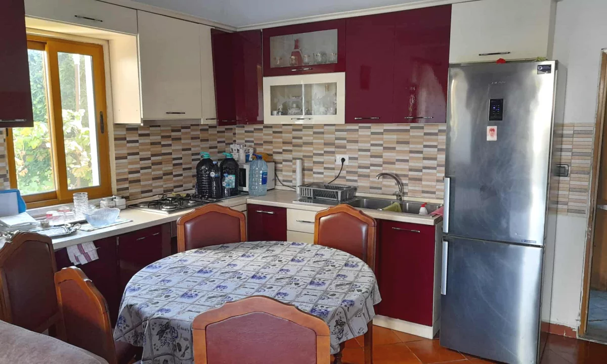 Shtepi me qera Shtepi Private ne Tirane, 3+1, Mobilimi E mobiluar, Pagesa 45,000  Leke.