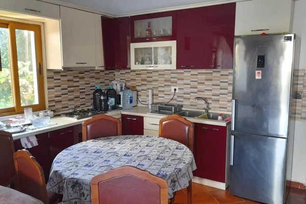 !! QIRA !! Jepet me Qira 3+1 ne shtepi private KAMEZ