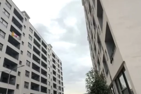 Shtepi ne shitje Apartament ne Tirane, 2+1, Mobilimi Bosh, pa mobiluar, Pagesa 70,500  Euro.