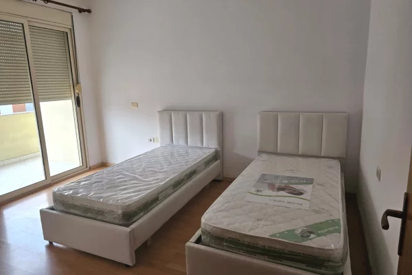 Shtepi me qera Apartament ne Tirane, 2+1, Mobilimi Pjeserisht e mobiluar, Pagesa 500  Euro.