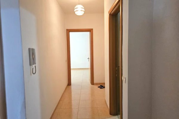 Shtepi me qera Apartament ne Tirane, 2+1, Mobilimi Pjeserisht e mobiluar, Pagesa 500  Euro.