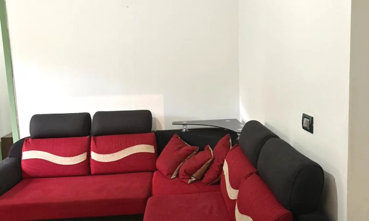 Shtepi me qera Apartament ne Tirane, 1+1, Mobilimi Pjeserisht e mobiluar, Pagesa 40,000  Leke.